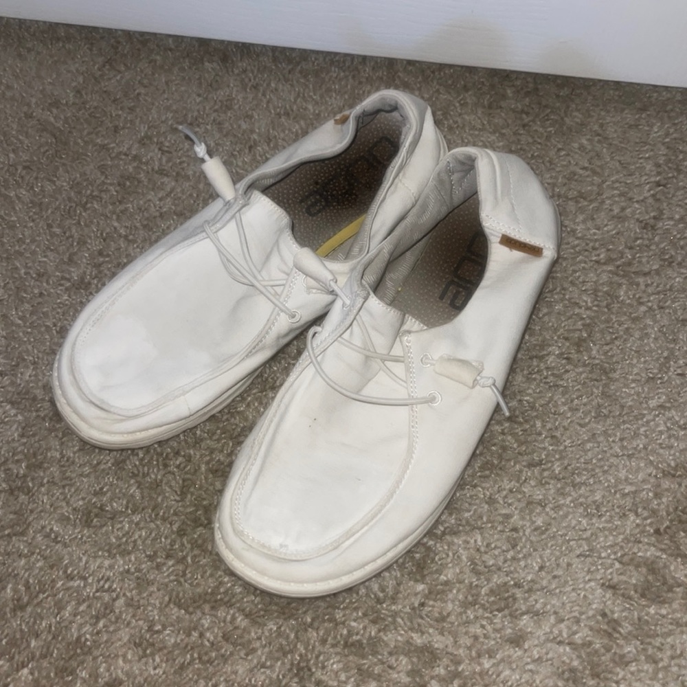 White hey dudes